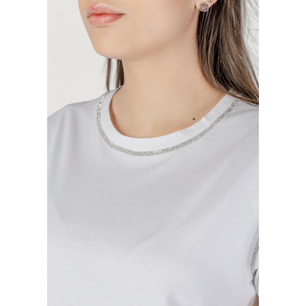 Close-up of Liu Jo White Cotton T-Shirt with contrast stitching on neckline and shoulders, showcasing modern detail and design.