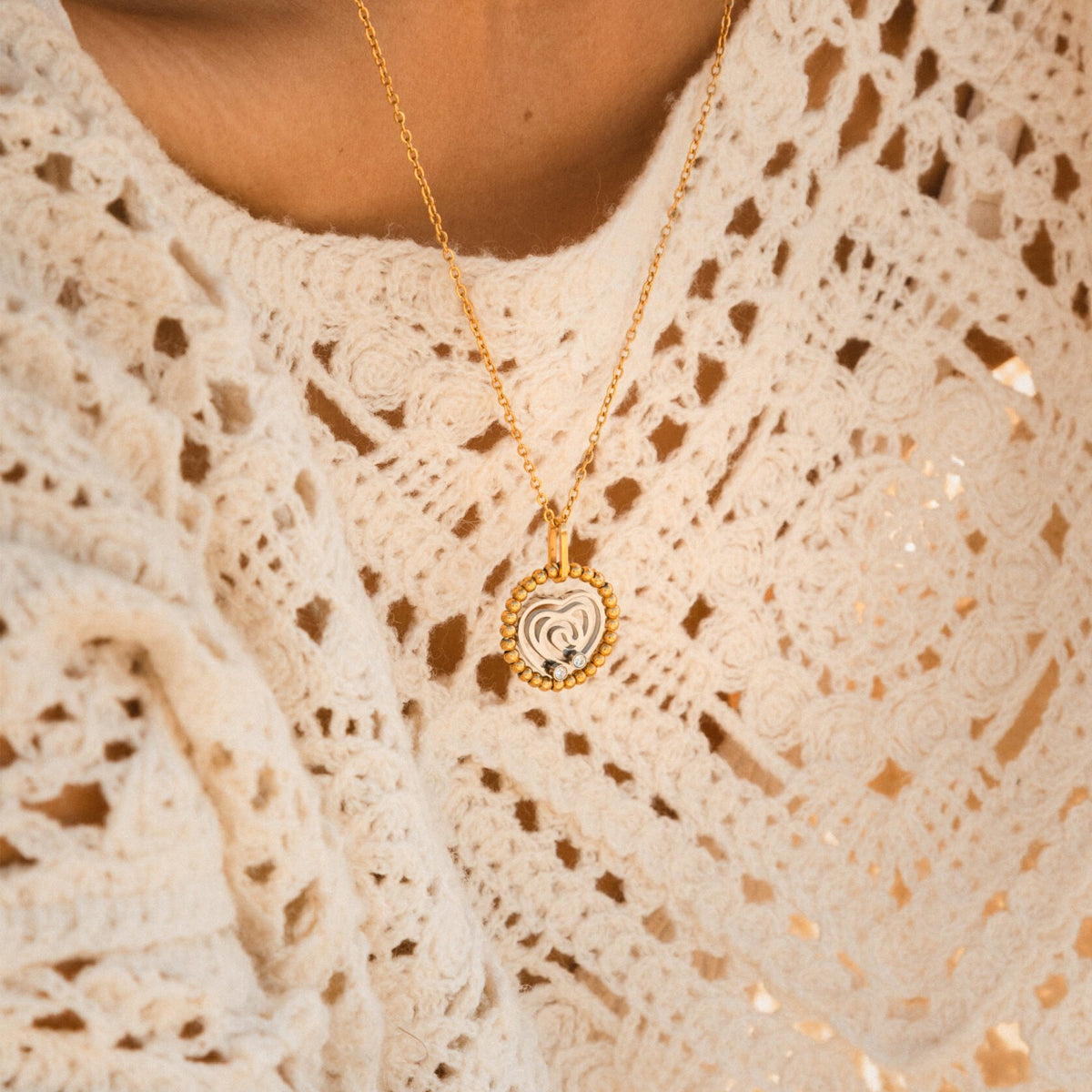 AN JEWELS JEWELRY Mod. AL.NSOKSSYC gold pendant necklace on lace top