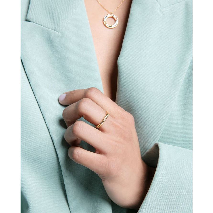 Woman wearing VICEROY JEWELS Mod. 13208A014-39 ring in silver 925°, paired with gold necklace, showcasing elegant jewelry.