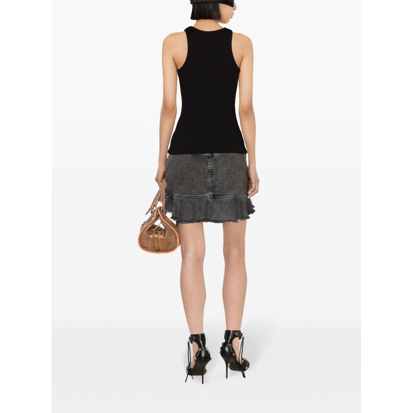 Front view with bag zipped and handles upright.