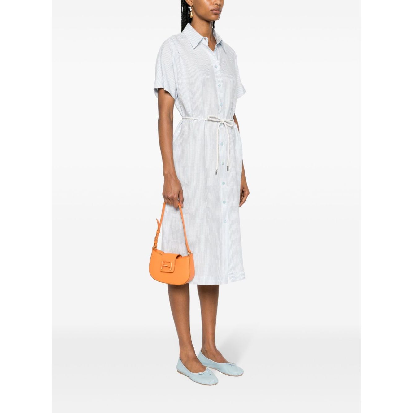 Front view with bag zipped and handles upright.