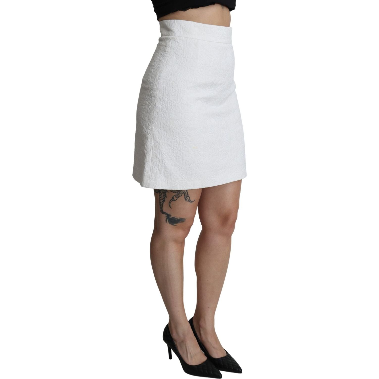 تنورة قصيرة أنيقة من دولتشي آند غابانا مزينة بالزهور باللون الأبيض