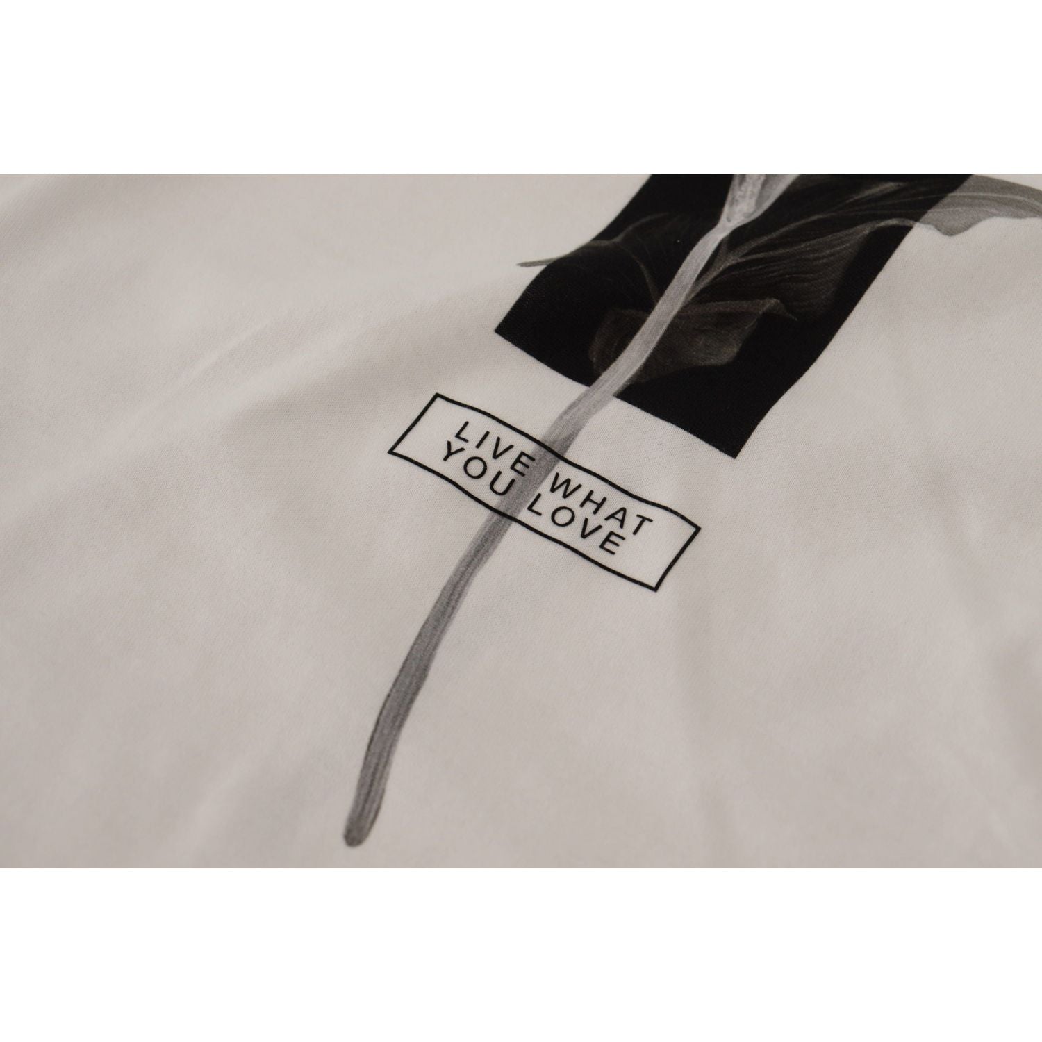 تي شيرت Dolce &amp; Gabbana الأنيق المصنوع من القطن بفتحة رقبة دائرية ومزين بالزهور