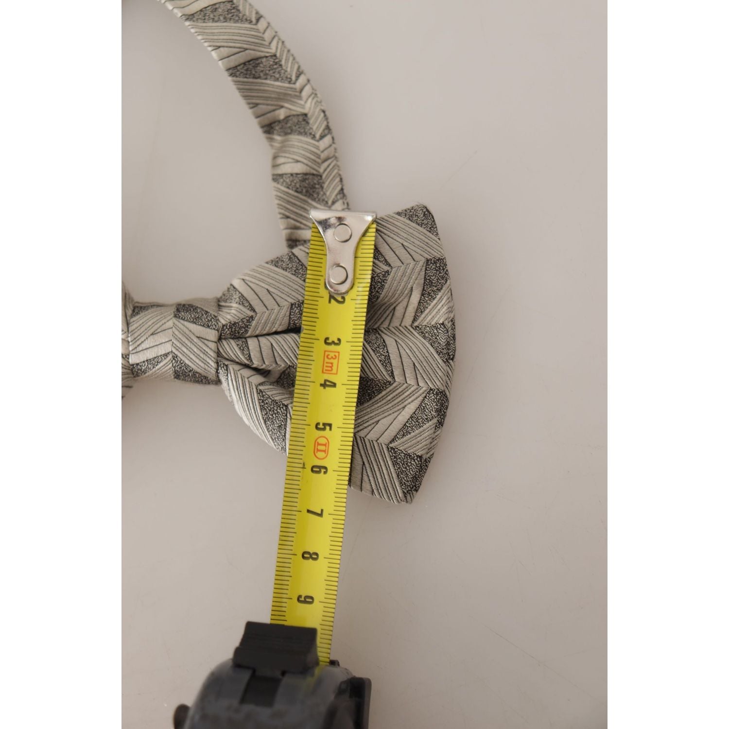 ربطة عنق أنيقة من الحرير باللون الرمادي من دولتشي آند غابانا