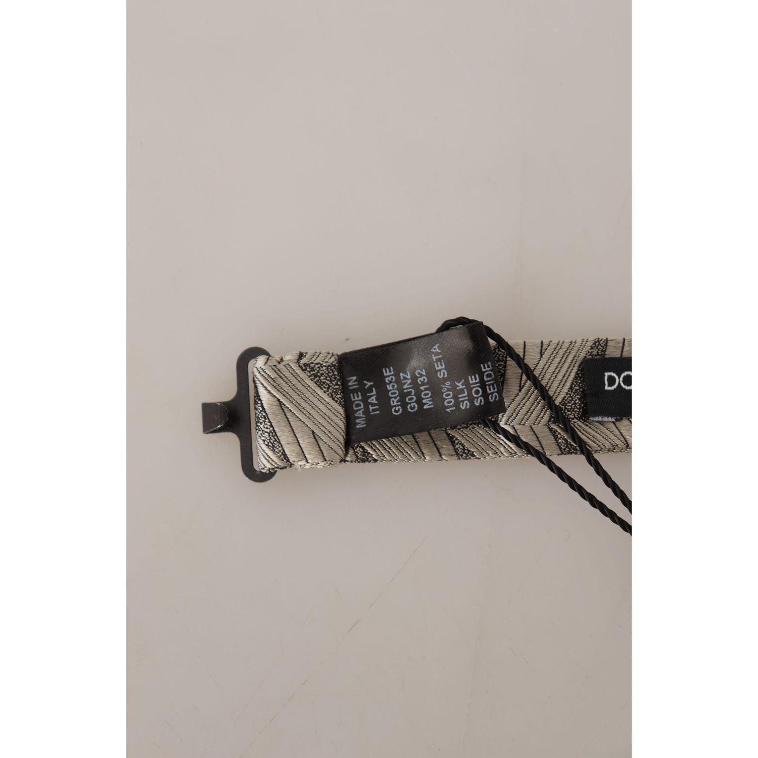 ربطة عنق أنيقة من الحرير باللون الرمادي من دولتشي آند غابانا