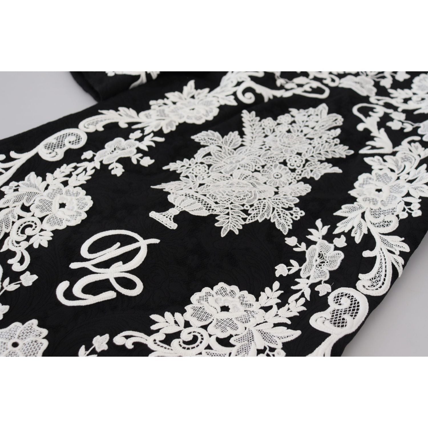 فستان قصير أنيق باللون الأسود من دولتشي آند غابانا مع حافة من الدانتيل