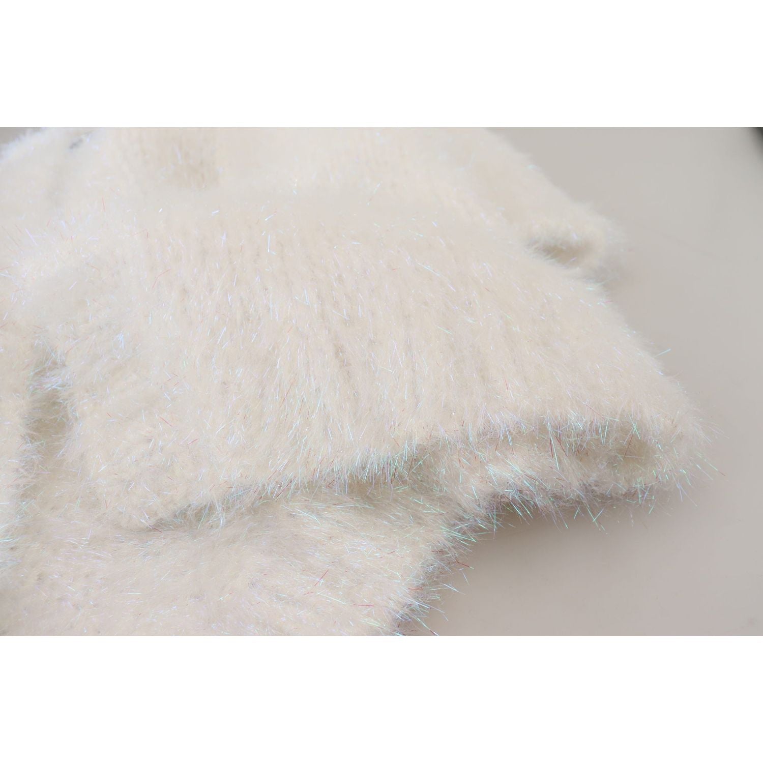 سترة كارديجان أنيقة باللون الأبيض بأكمام طويلة من دولتشي آند غابانا