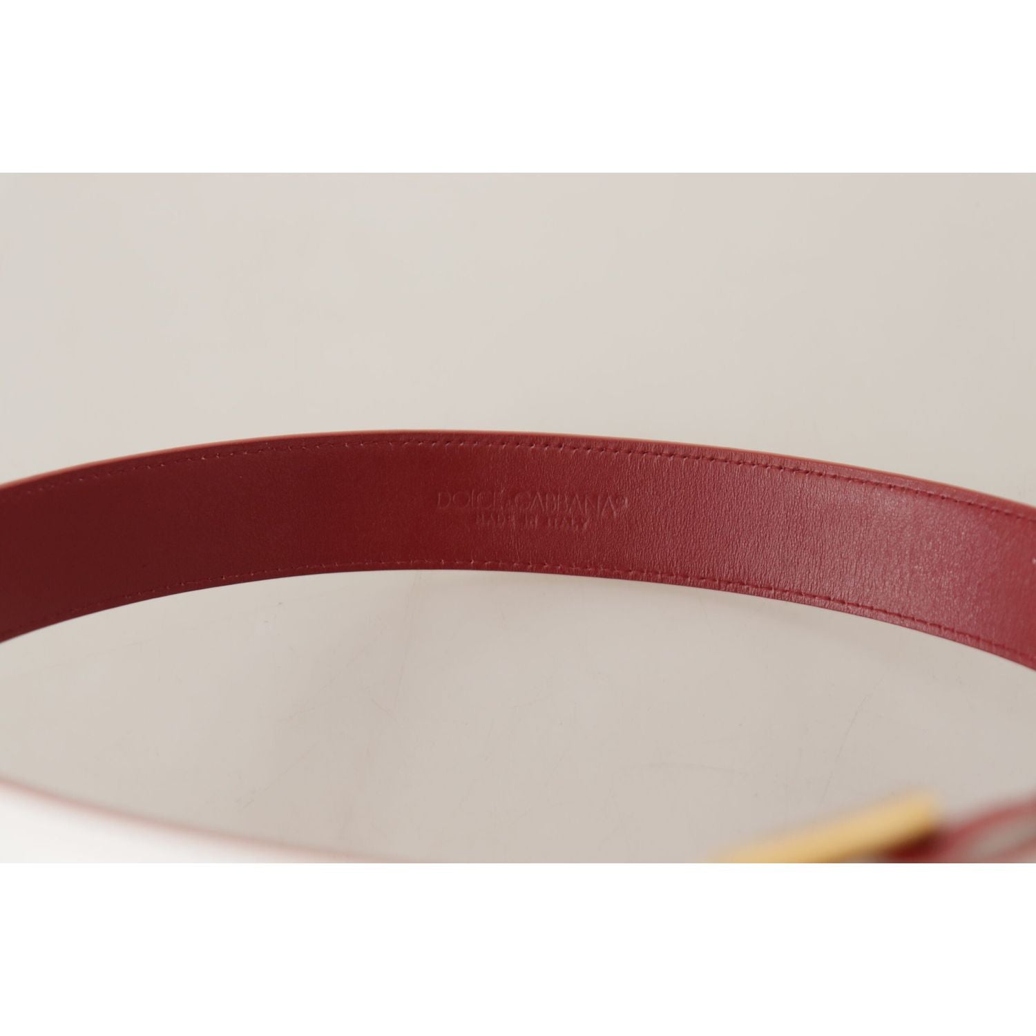 حزام دولتشي آند غابانا الأنيق المصنوع من الجلد الأبيض مع مشبك محفور