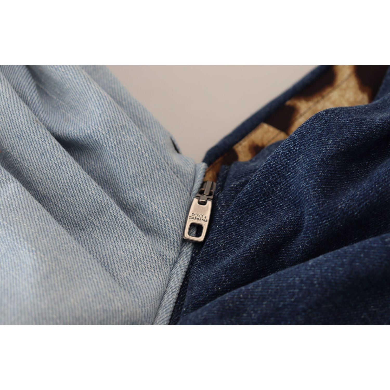 فستان دولتشي آند غابانا الأنيق من قماش الدنيم ثنائي اللون