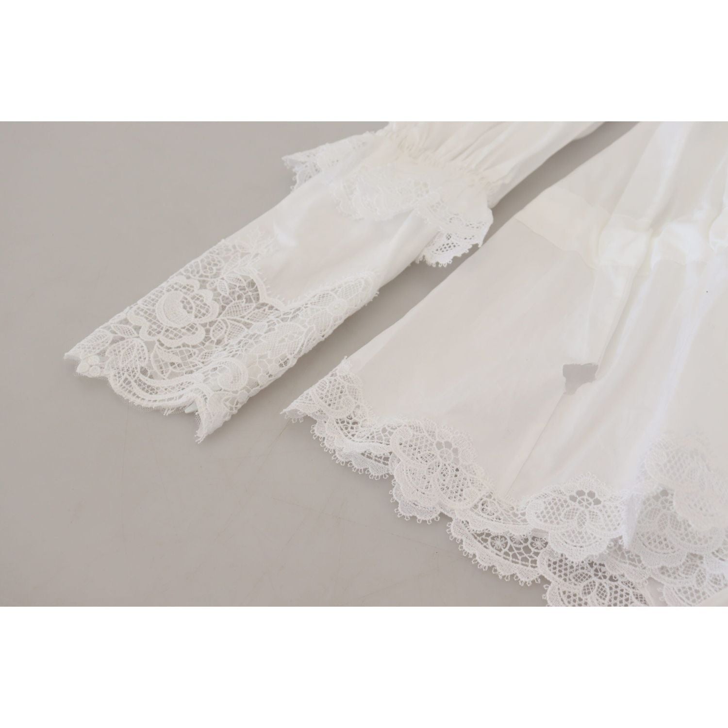 بلوزة دولتشي آند غابانا الأنيقة المصنوعة من القطن مع حواف من الدانتيل باللون الأبيض