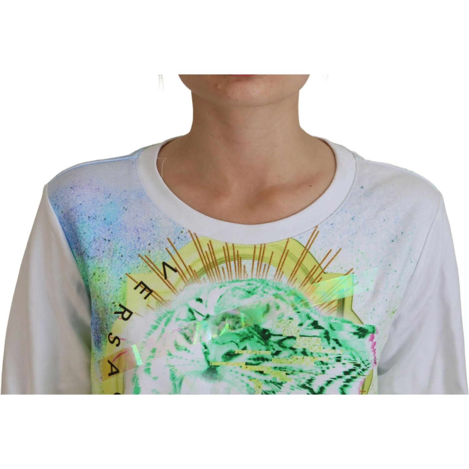 سترة فيرساتشي جينز أنيقة باللون الأبيض مع رقبة دائرية