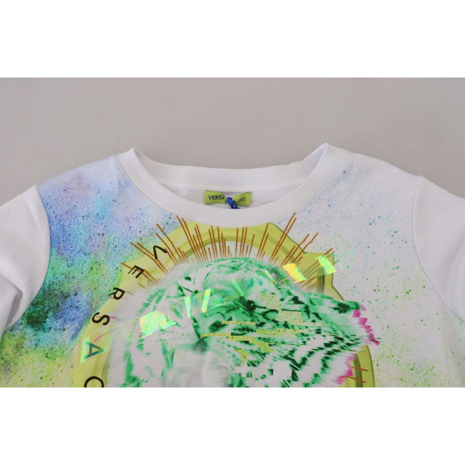 سترة فيرساتشي جينز أنيقة باللون الأبيض مع رقبة دائرية