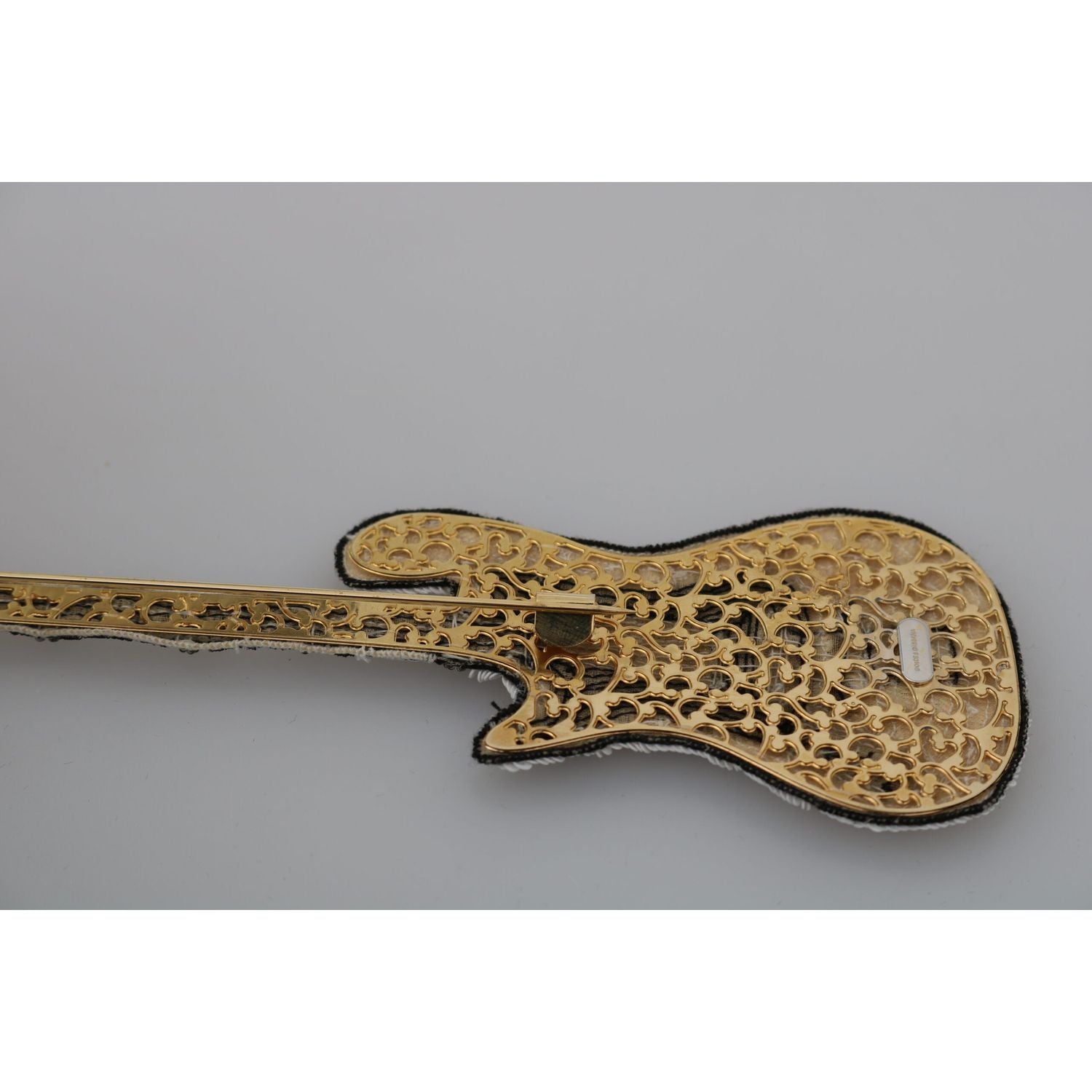 دبوس جيتار من دولتشي آند غابانا مرصع بالترتر الذهبي