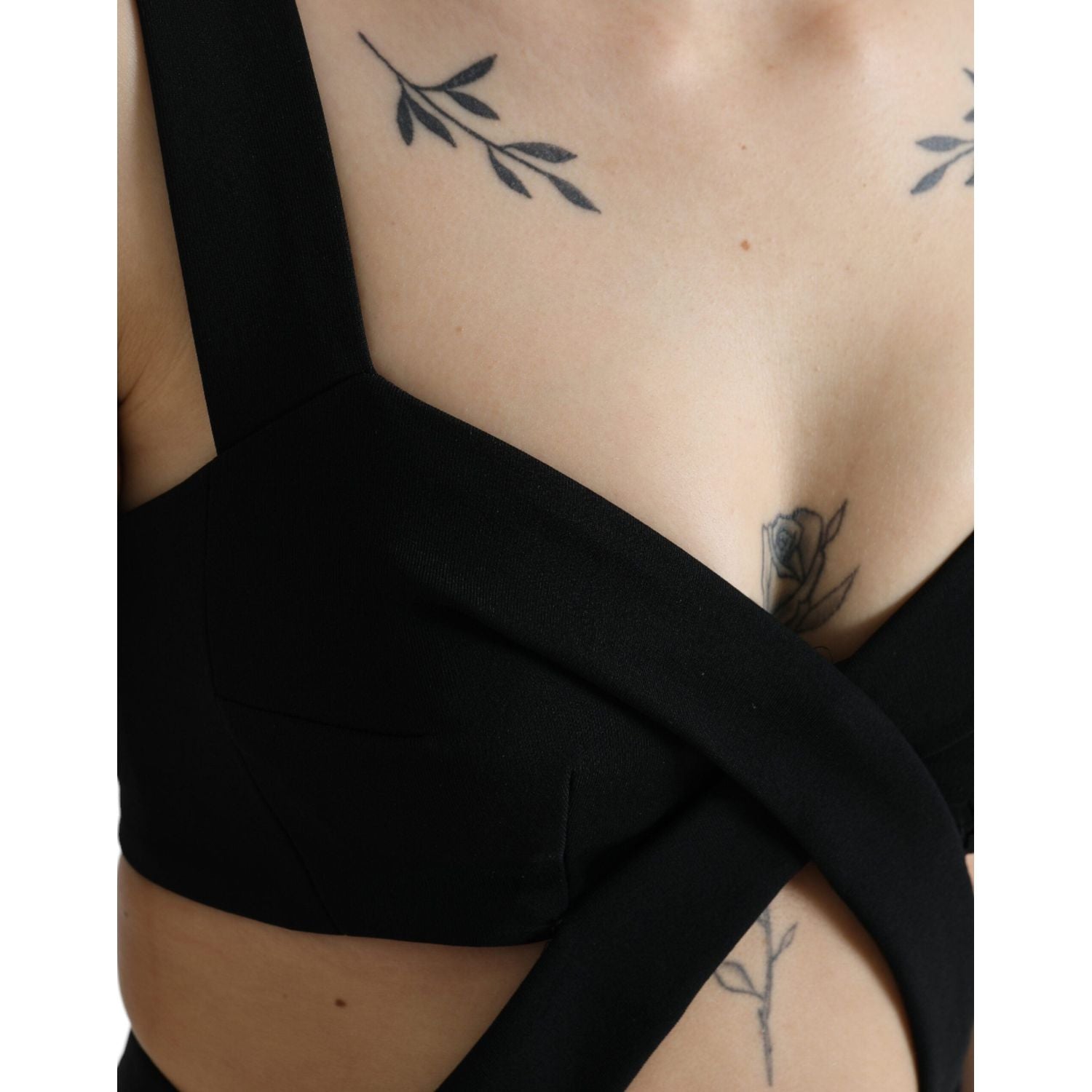 فستان دولتشي آند غابانا الأسود الجذاب ذو التصميم الضيق متوسط ​​الطول