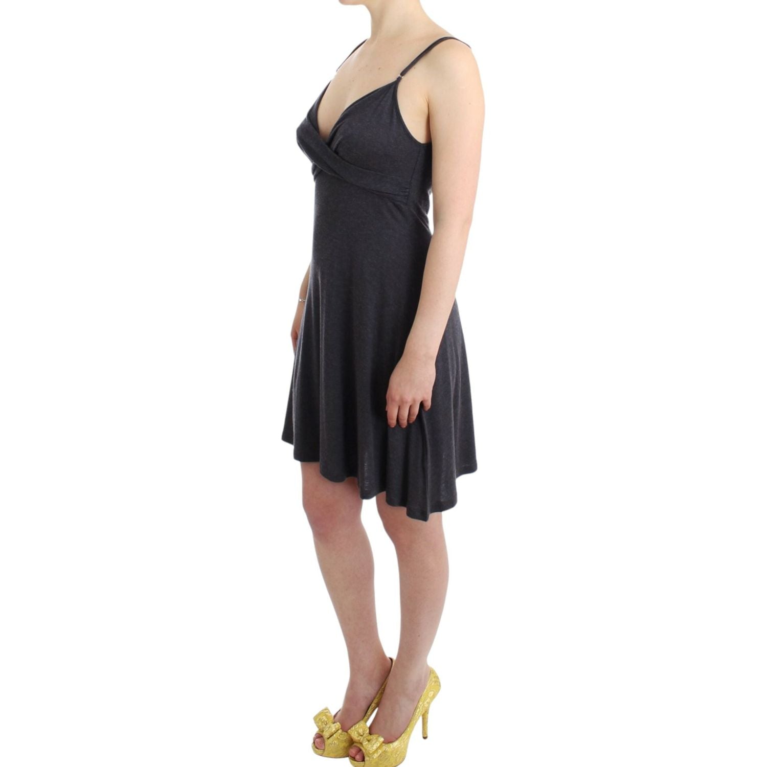 فستان رمادي أنيق بطول الركبة وحمالات رفيعة من مجموعة Costume National Chic