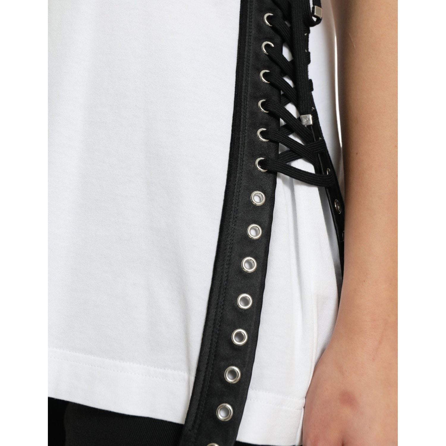 تي شيرت دولتشي آند غابانا الأنيق المصنوع من القطن باللون الأبيض