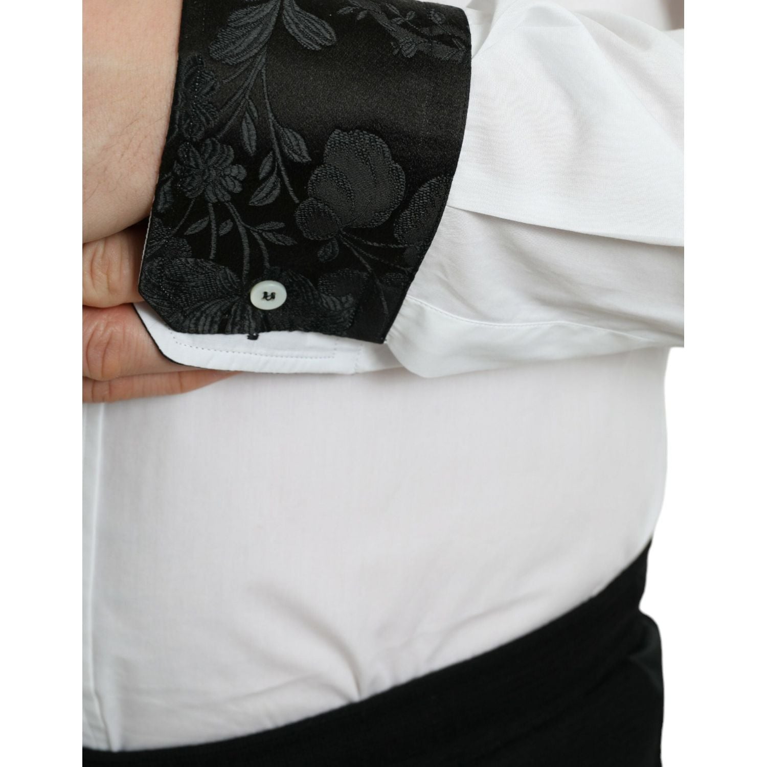 قميص دولتشي آند غابانا الأنيق ذو التفاصيل الذهبية