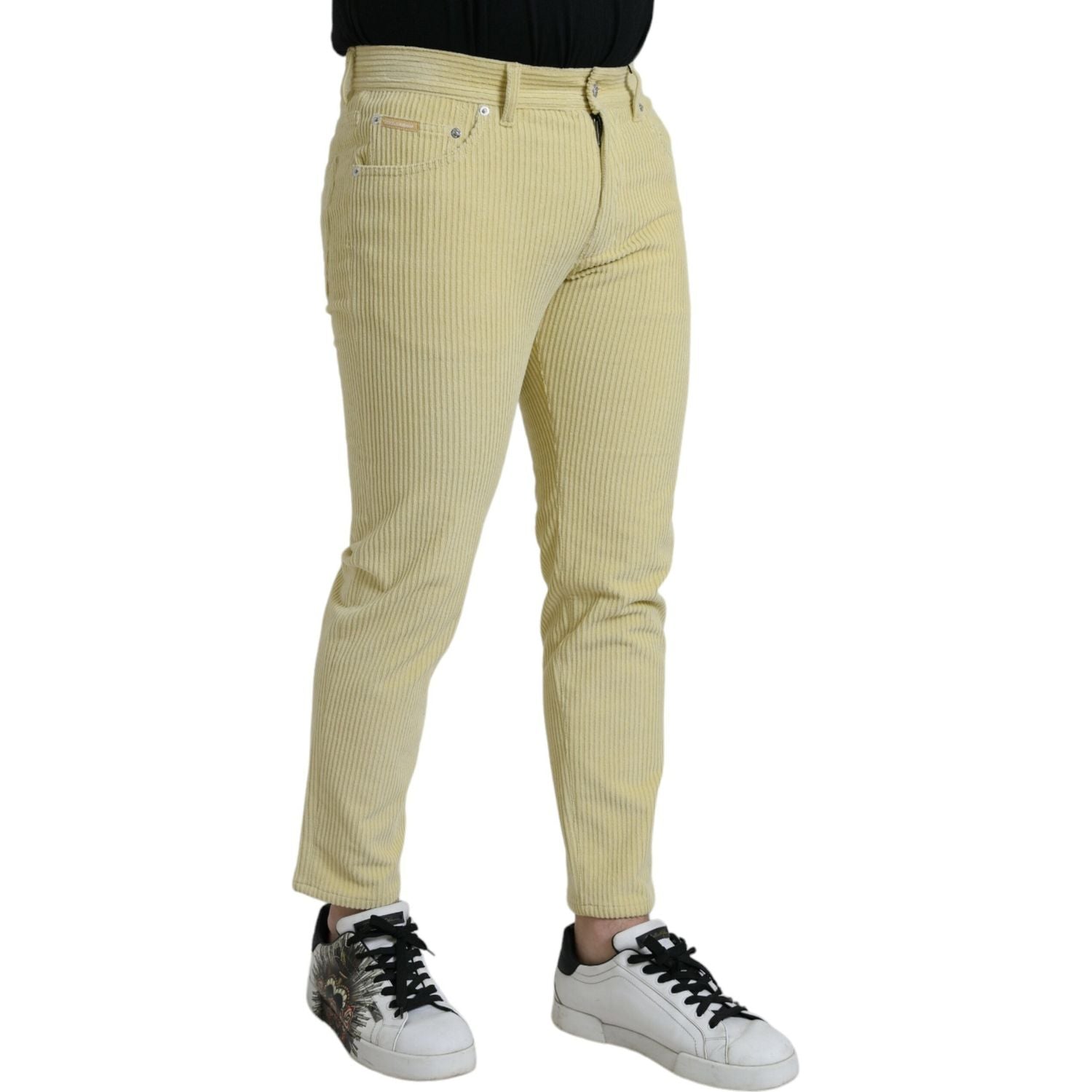 بنطلون جينز ضيق من قماش مخملي أصفر اللون مزين بشعار دولتشي آند غابانا