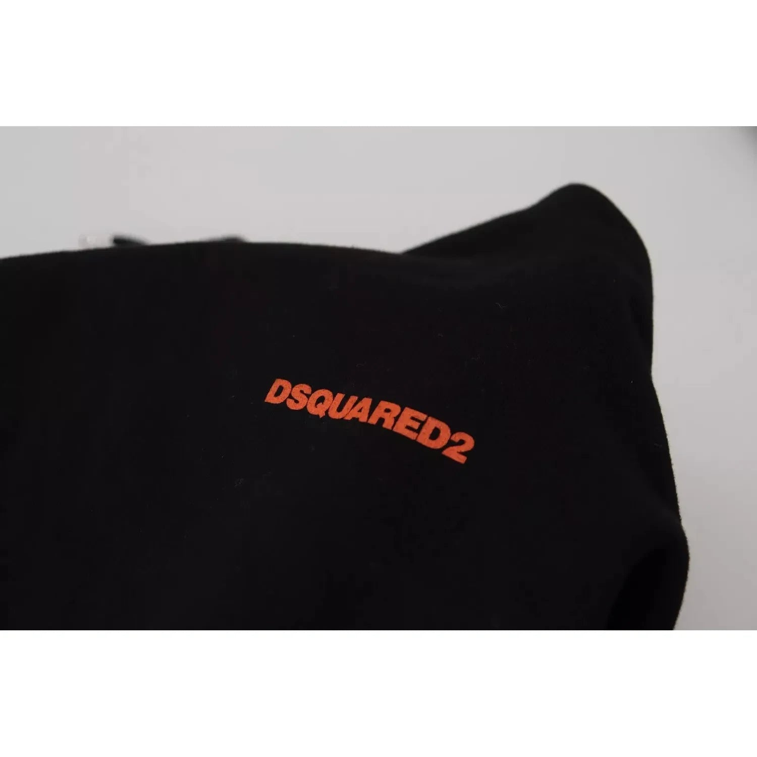 سترة Dsquared² المصنوعة من القطن باللونين الأسود والأحمر مع غطاء رأس وصبغة التعادل