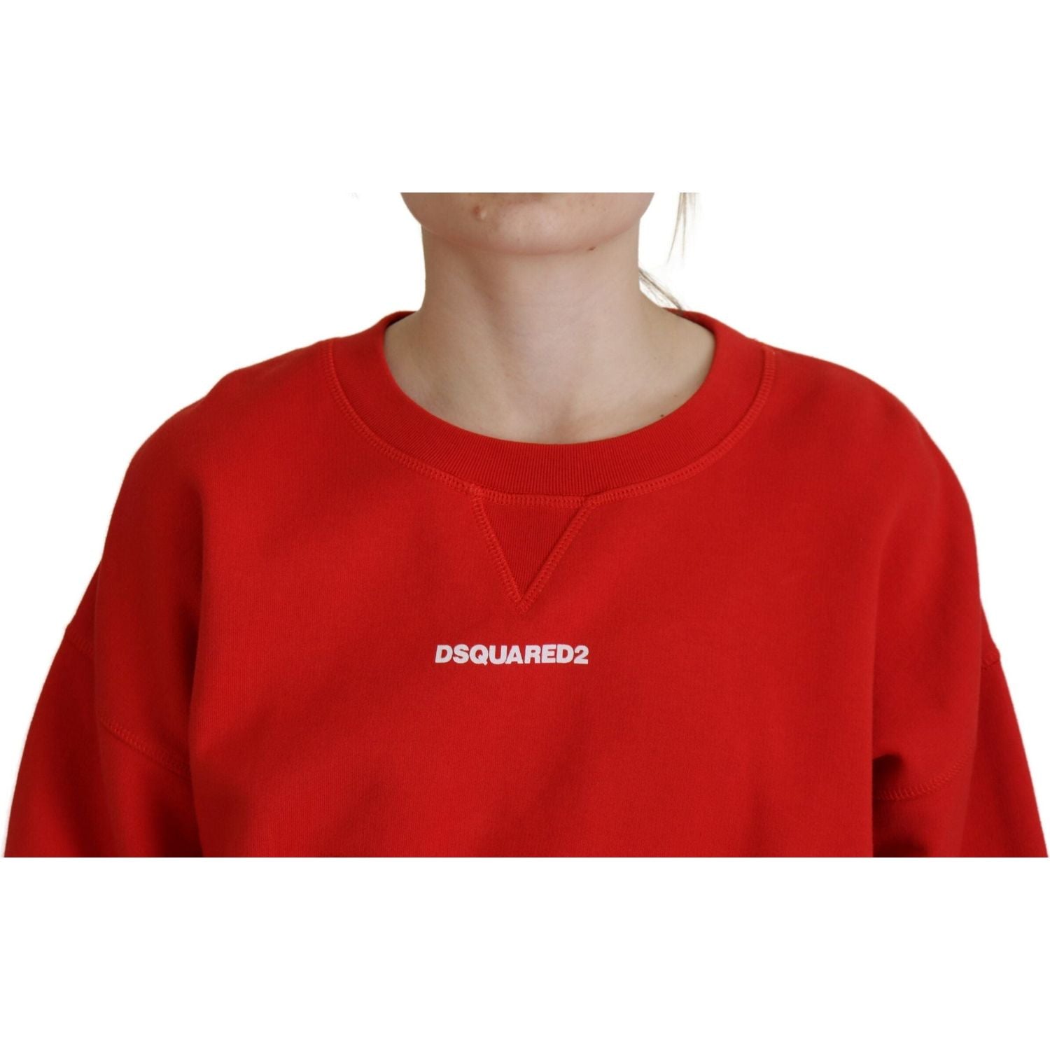 سترة نسائية بأكمام طويلة وياقة دائرية وطبعة شعار Dsquared² باللون الأحمر