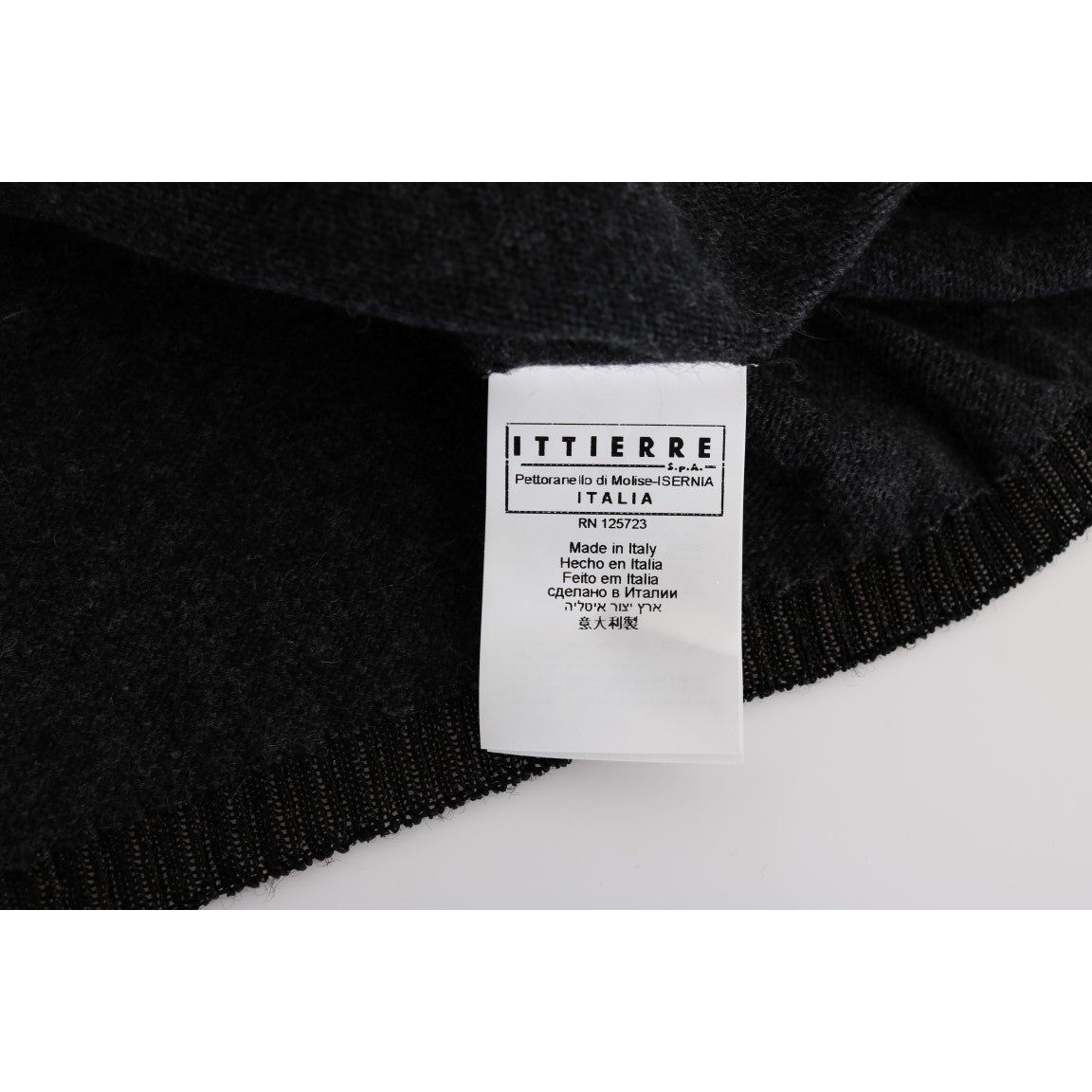 优雅的灰色圆领毛衣