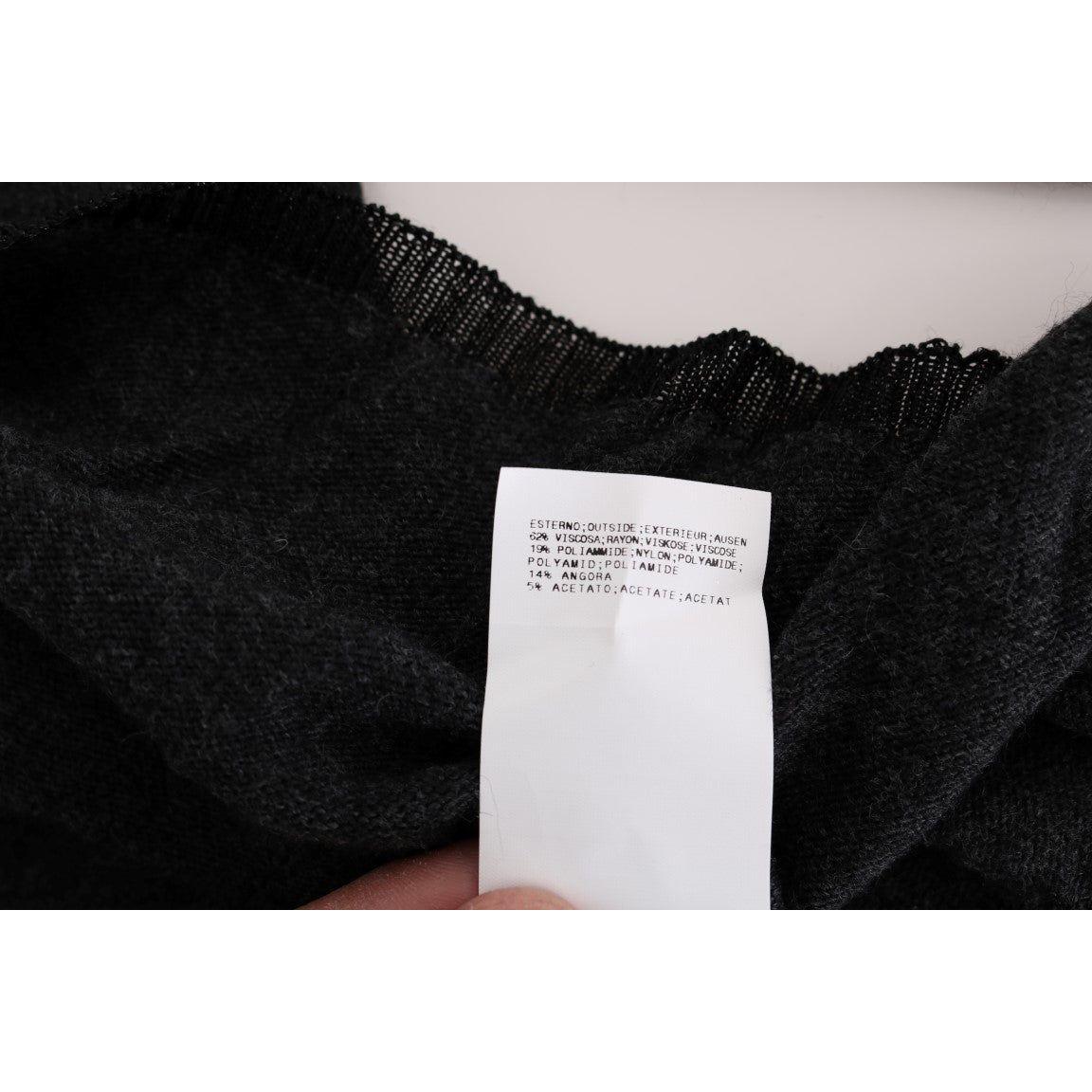 优雅的灰色圆领毛衣