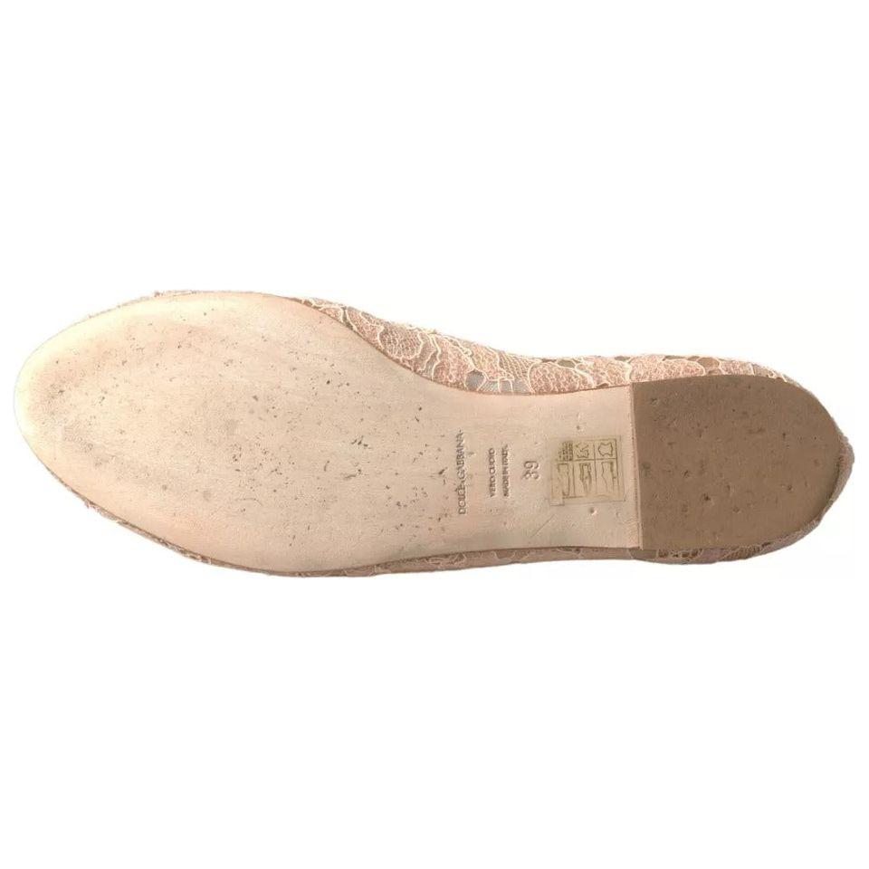 حذاء مسطح من دولتشي آند غابانا بنقشة زهور من الدانتيل باللون البيج