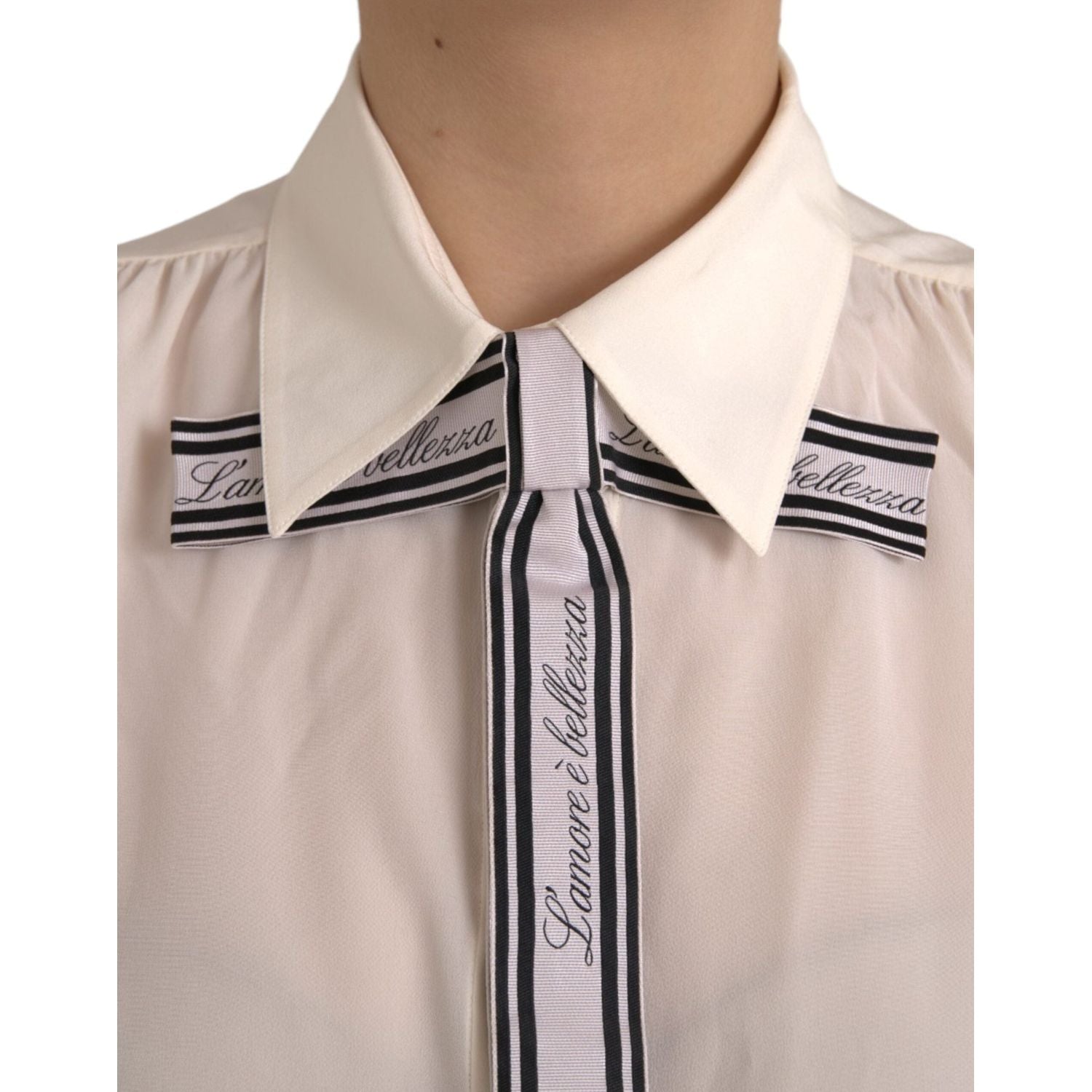 بلوزة دولتشي آند غابانا باللون الأبيض العاجي بأكمام طويلة وأزرار