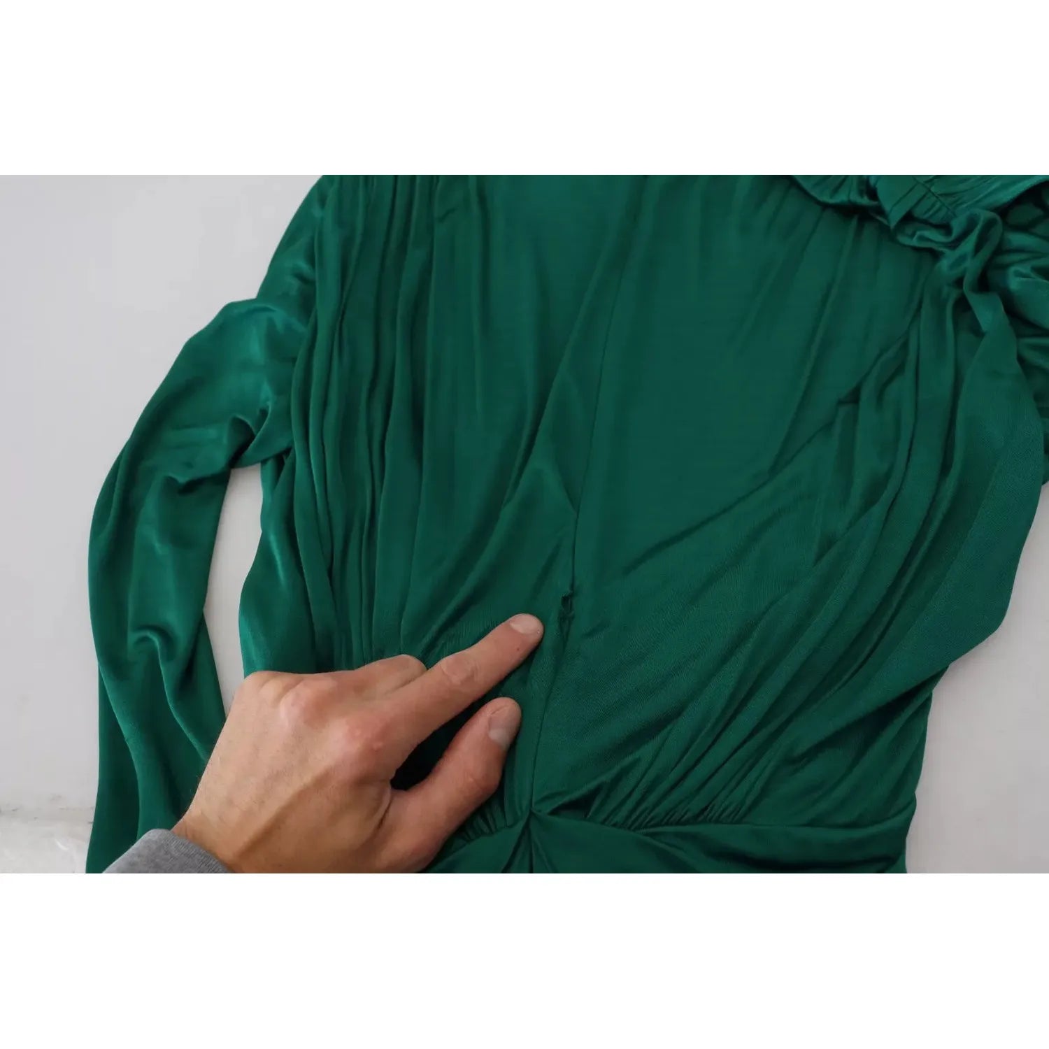 فستان دولتشي آند غابانا متوسط ​​الطول بأكمام طويلة من الفيسكوز باللون الأخضر الداكن