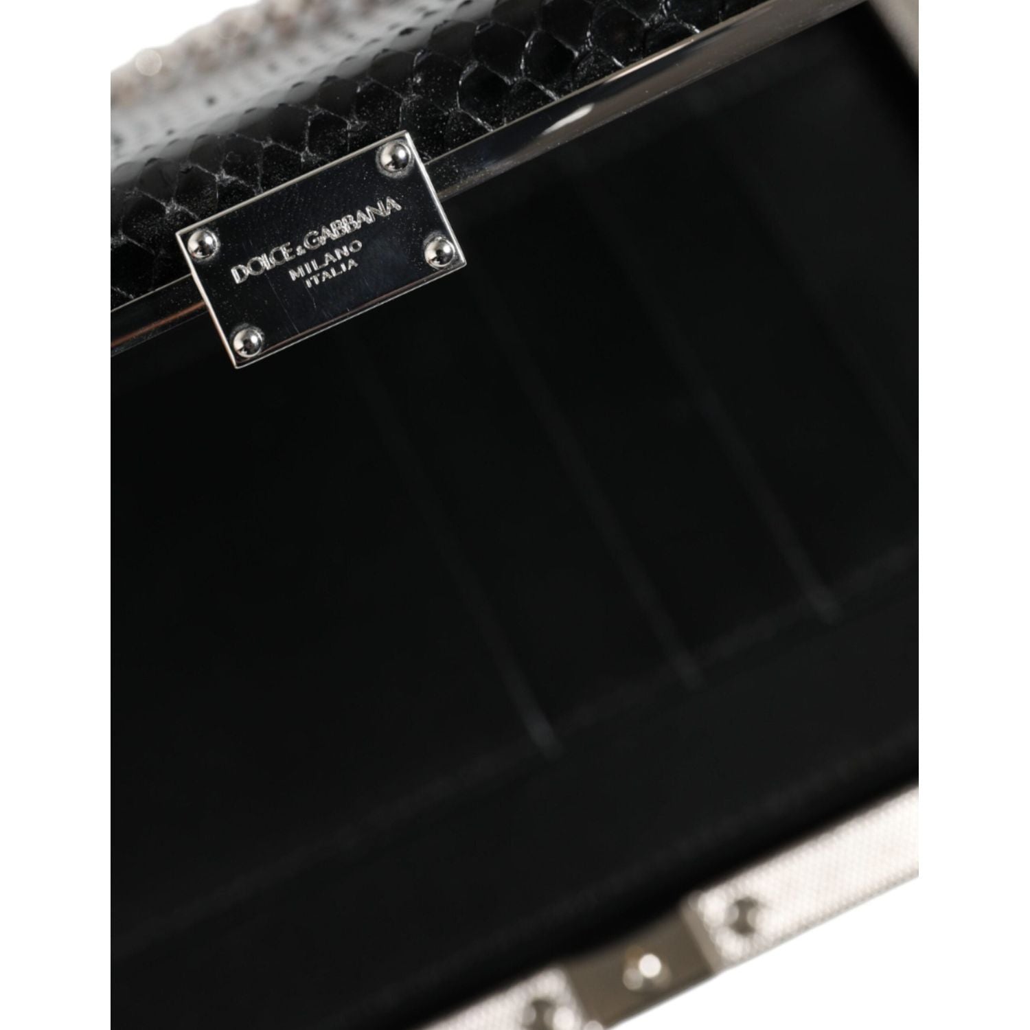 حقيبة كروس بودي صغيرة بإطار فضي من دولتشي آند غابانا مصنوعة من الجلد الأسود