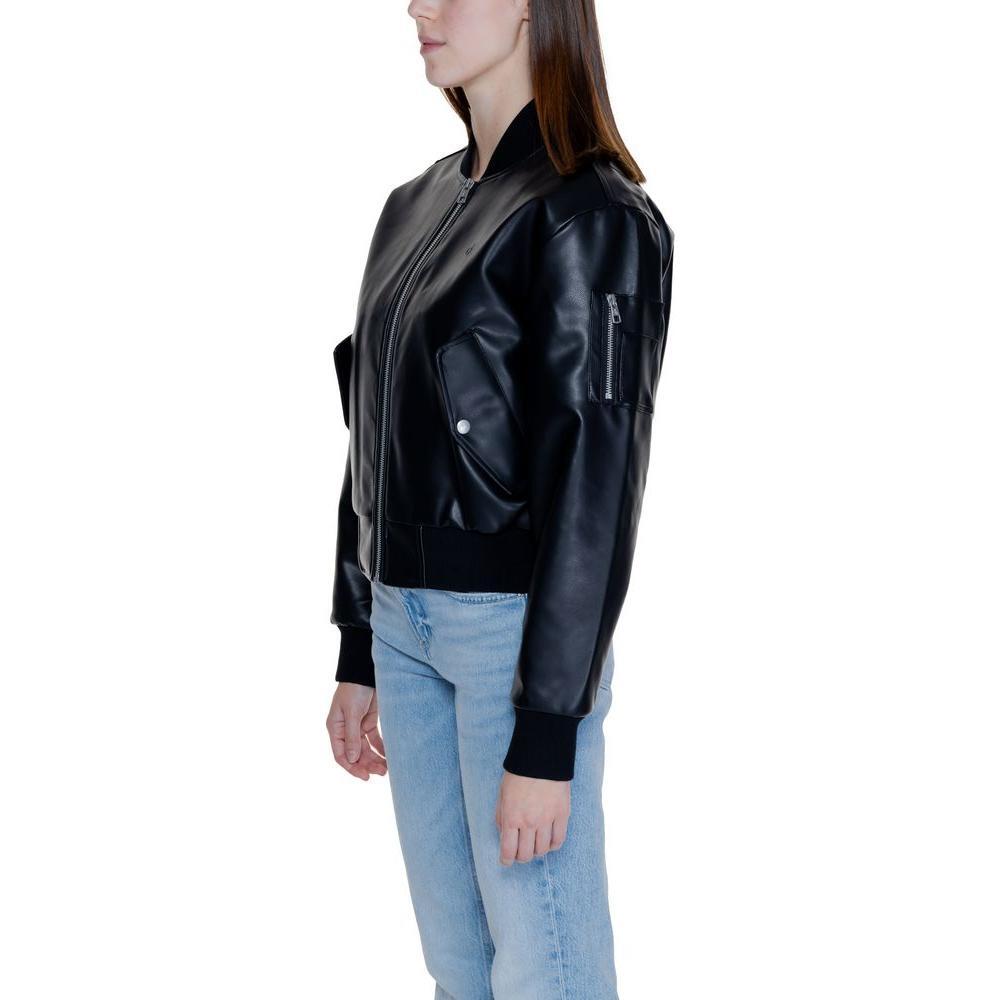 Front view with bag zipped and handles upright.