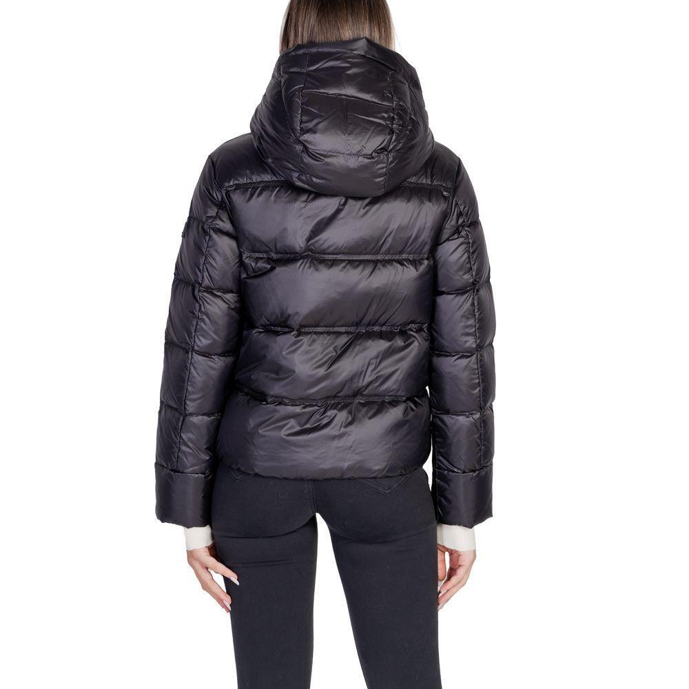 Front view with bag zipped and handles upright.