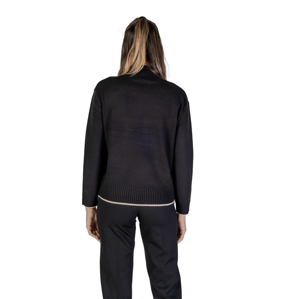 Front view with bag zipped and handles upright.