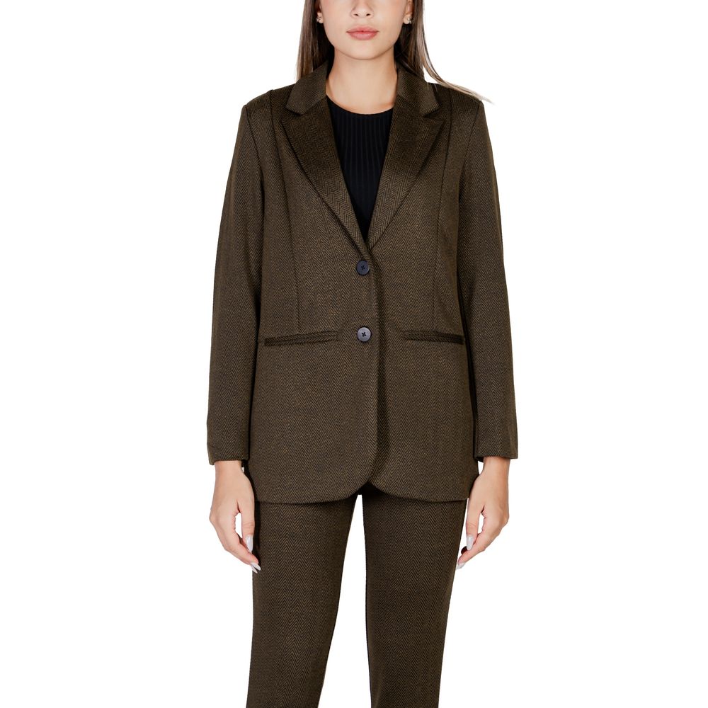 Model wearing ICHI Green Polyester Blazer, oversized fit, with jacquard texture and two-button closure, for a sophisticated look.