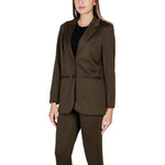 Woman wearing ICHI Green Polyester Blazer, oversized jacquard fabric with two-button closure and classic lapel, model 20121605.