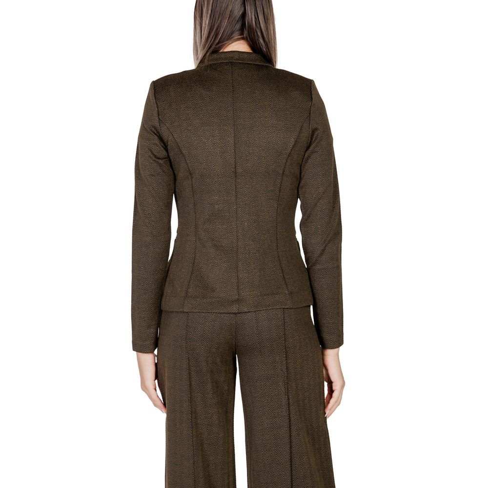 Front view with bag zipped and handles upright.