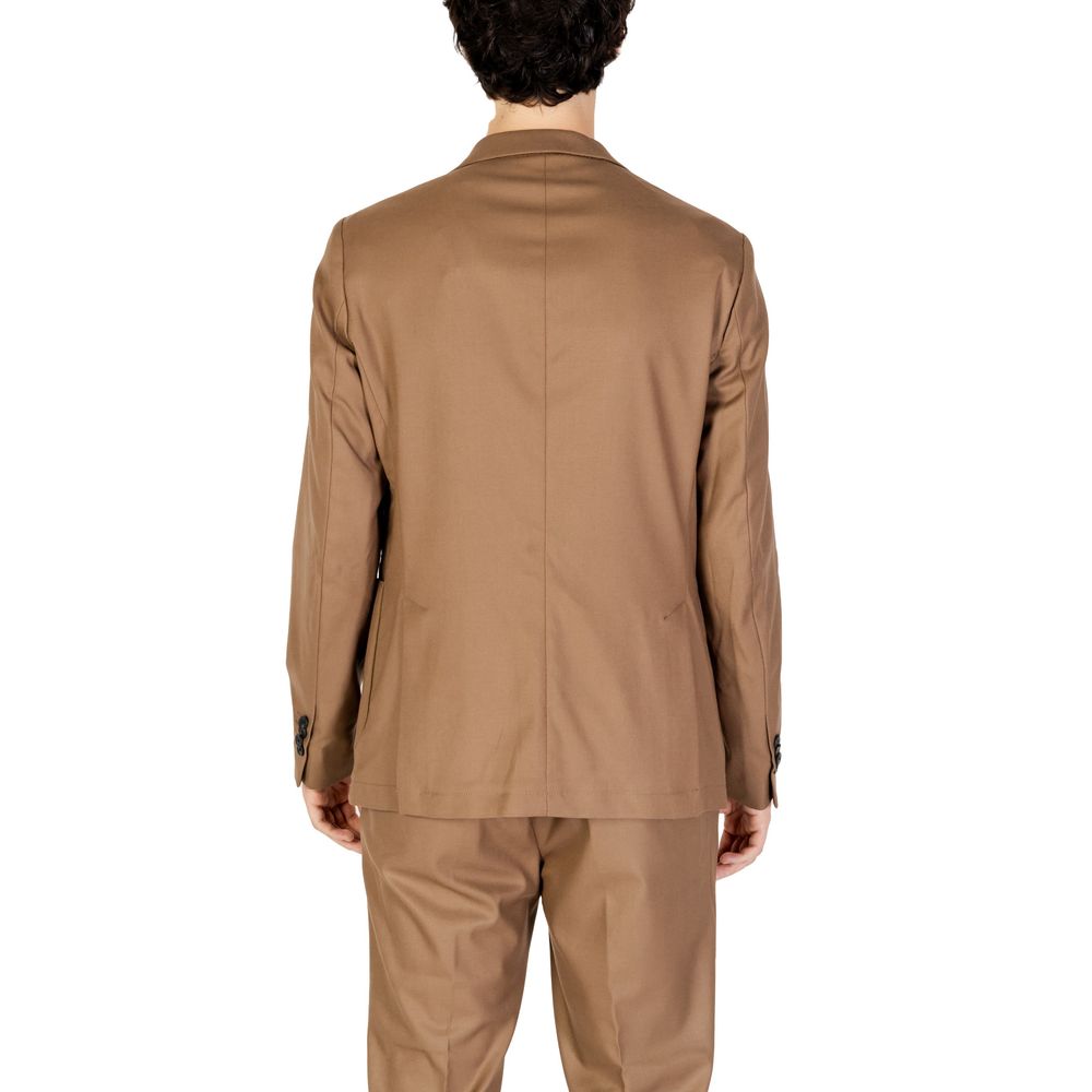 Front view with bag zipped and handles upright.