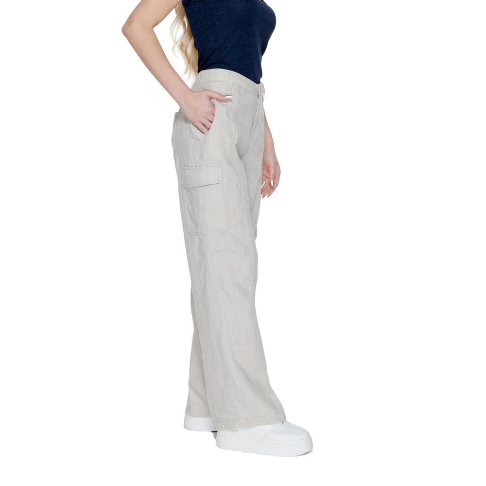 Front view with bag zipped and handles upright.