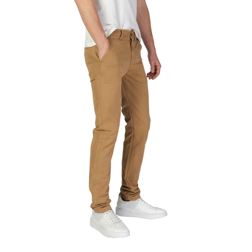 Front view with bag zipped and handles upright.
