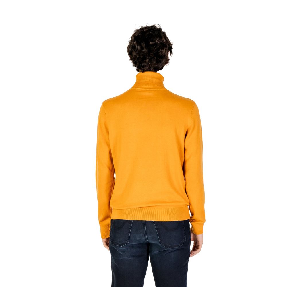 Front view with bag zipped and handles upright.