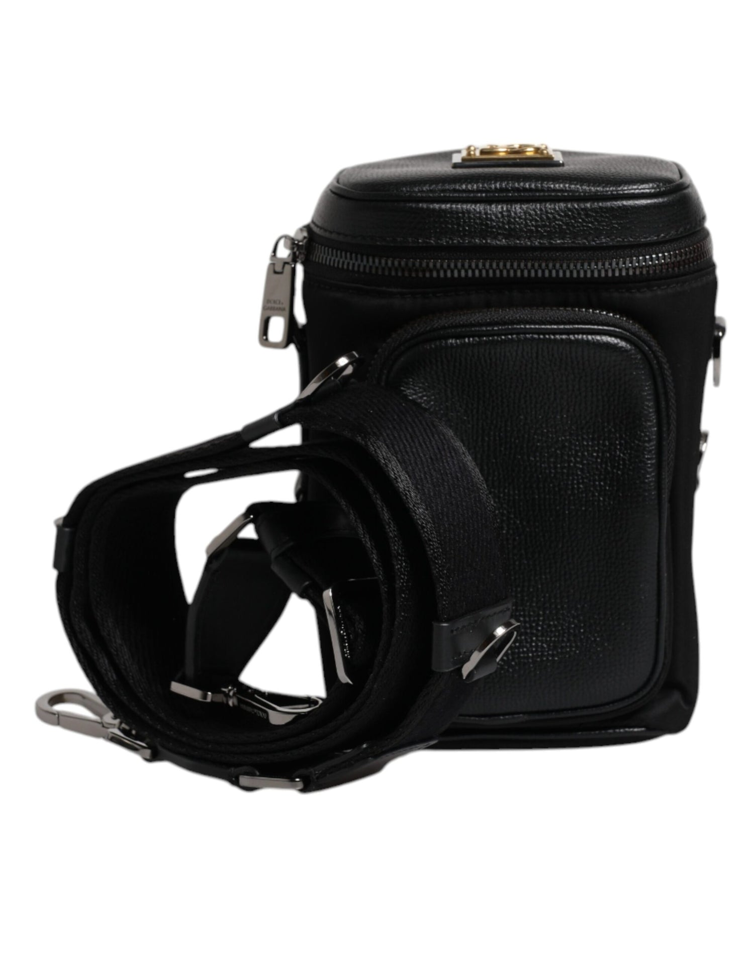 Front view with bag zipped and handles upright.