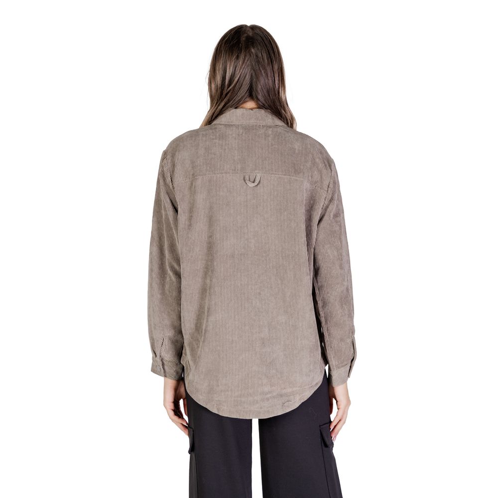 Front view with bag zipped and handles upright.