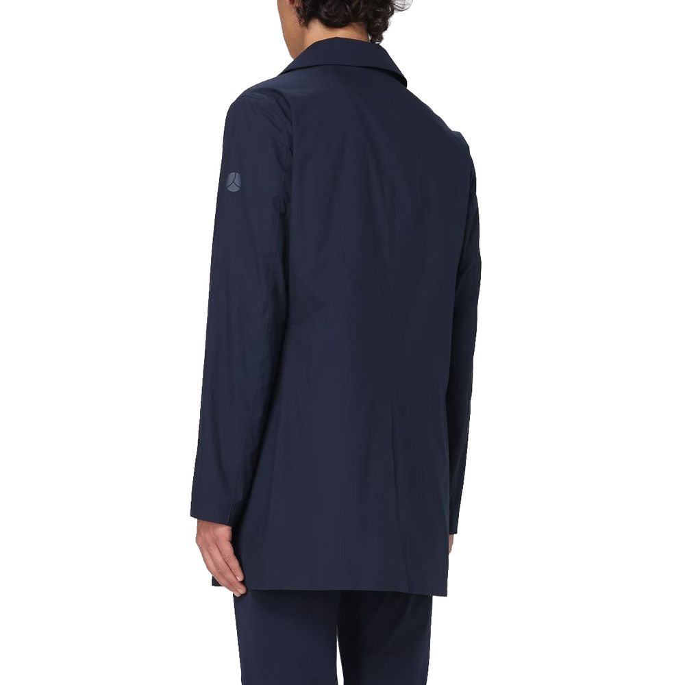 Front view with bag zipped and handles upright.