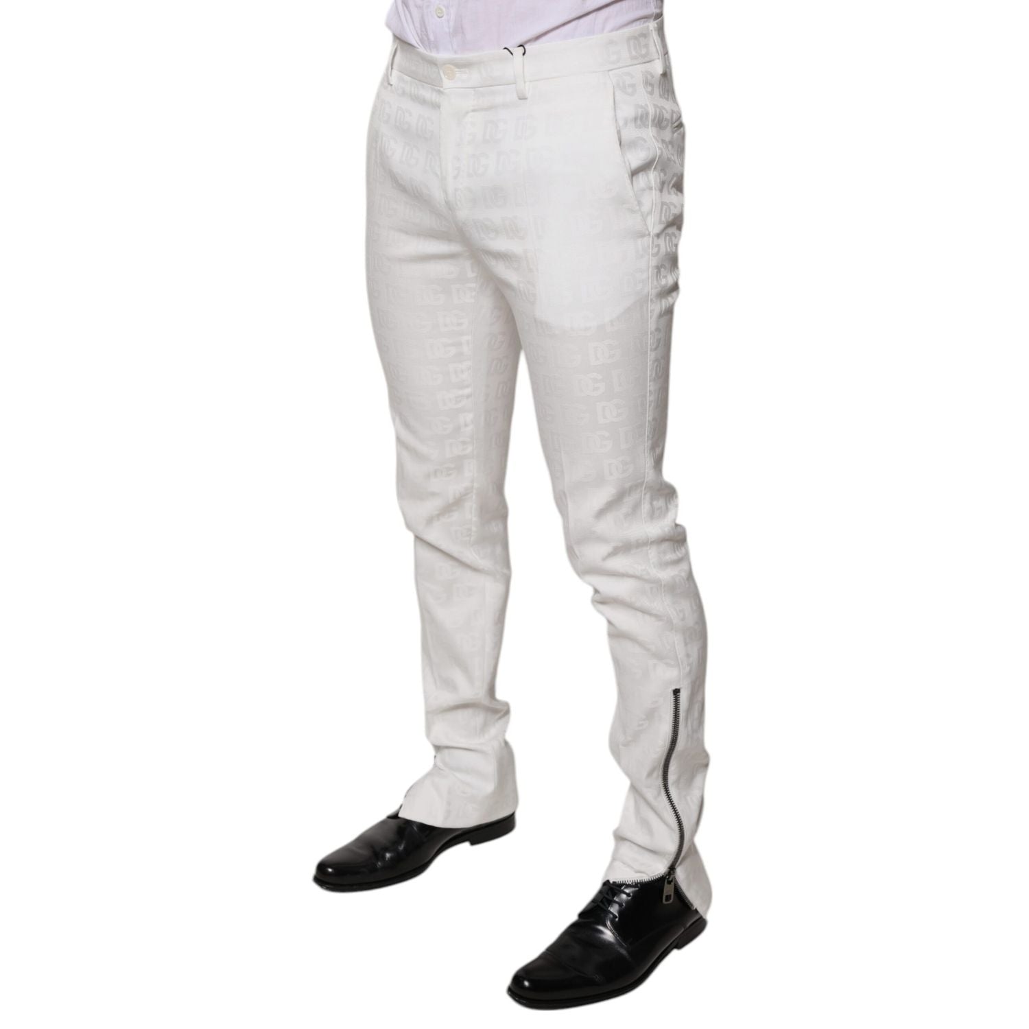Front view with bag zipped and handles upright.