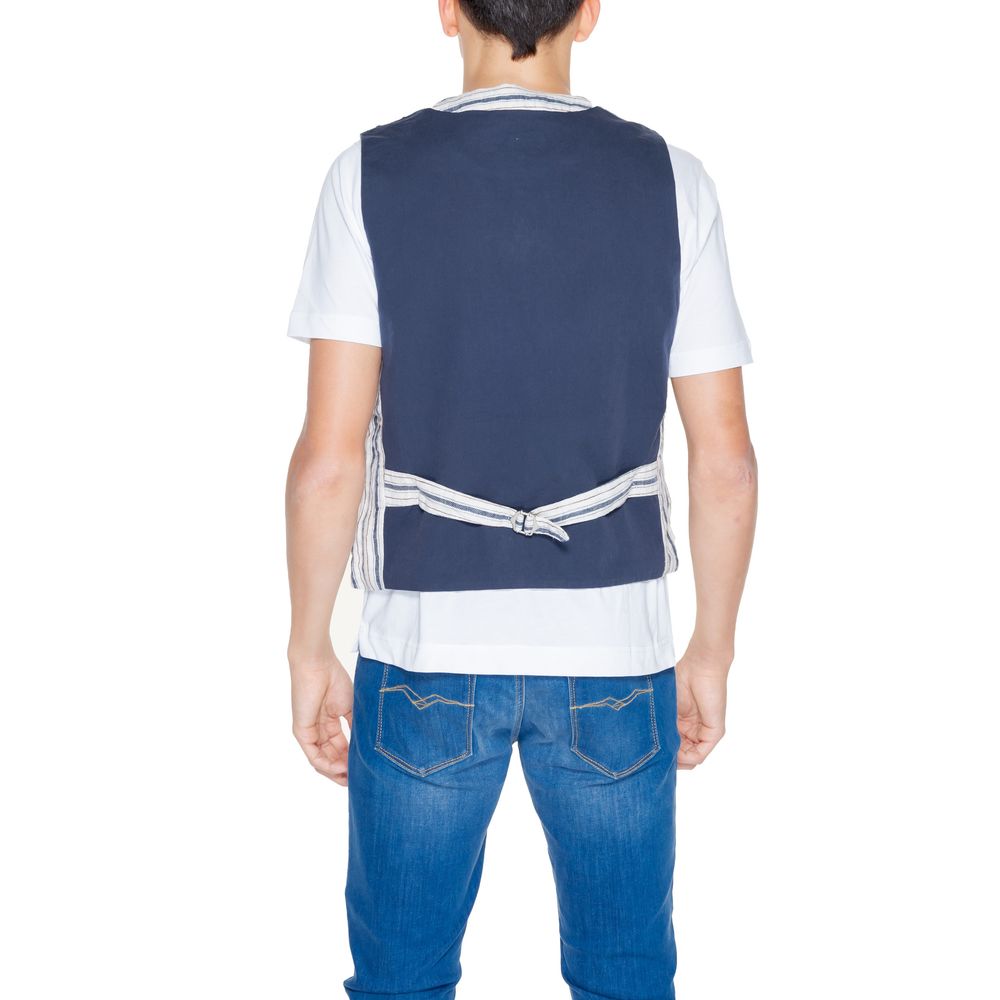 Front view with bag zipped and handles upright.