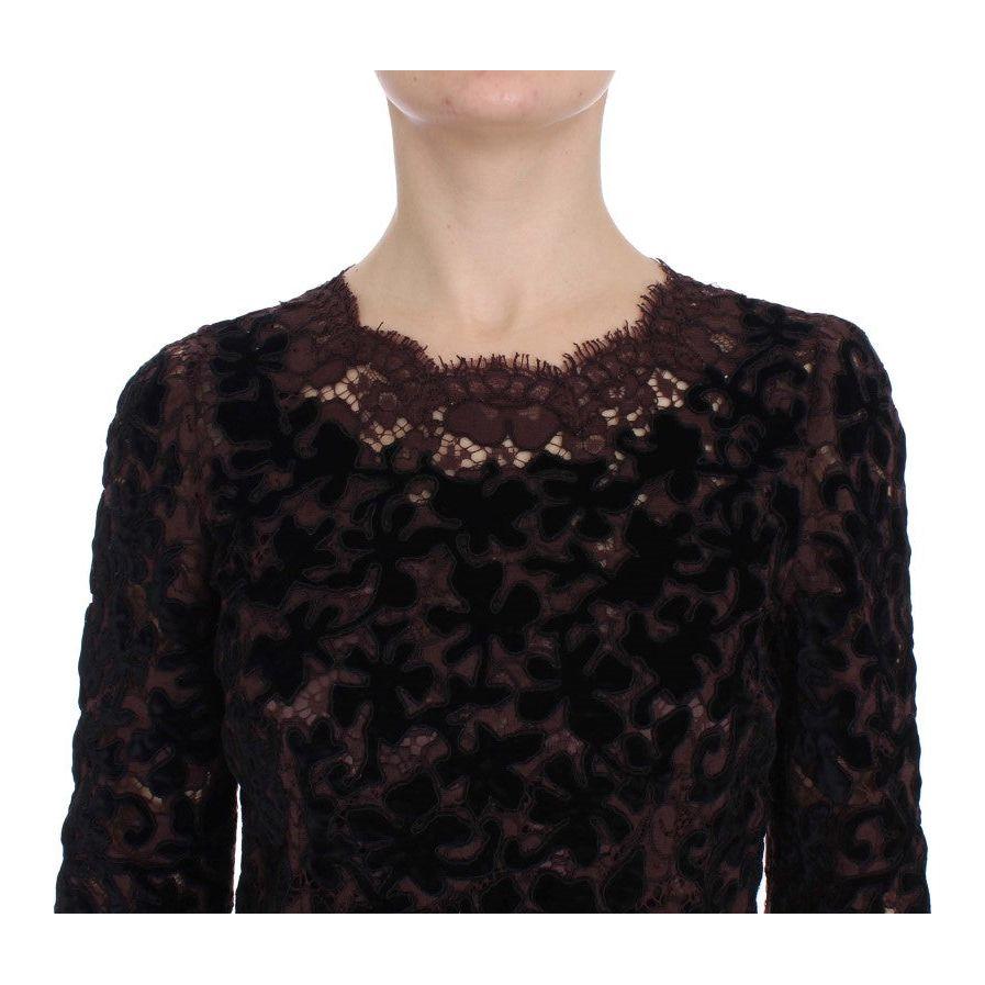 فستان ماكسي أنيق من الدانتيل باللون البنفسجي من دولتشي آند غابانا