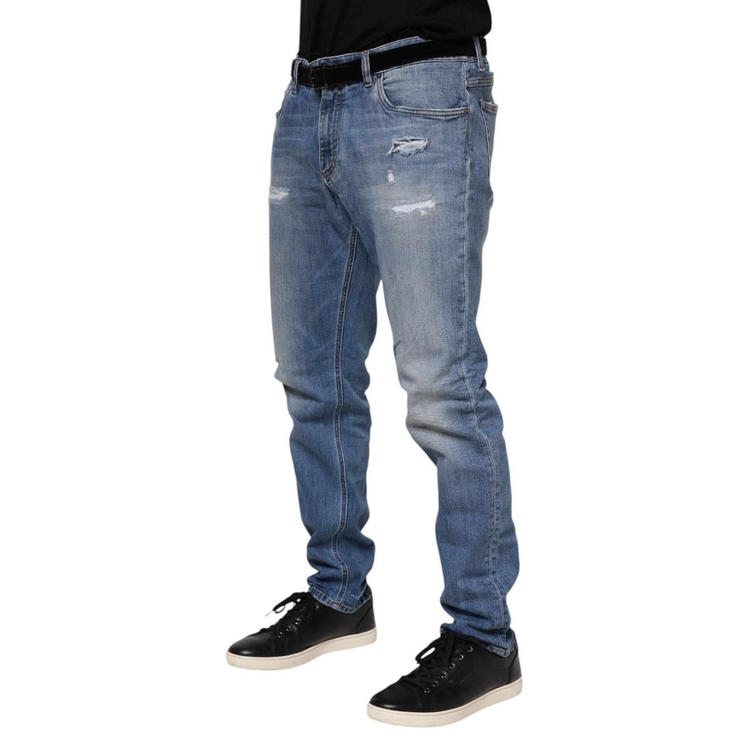 Front view with bag zipped and handles upright.