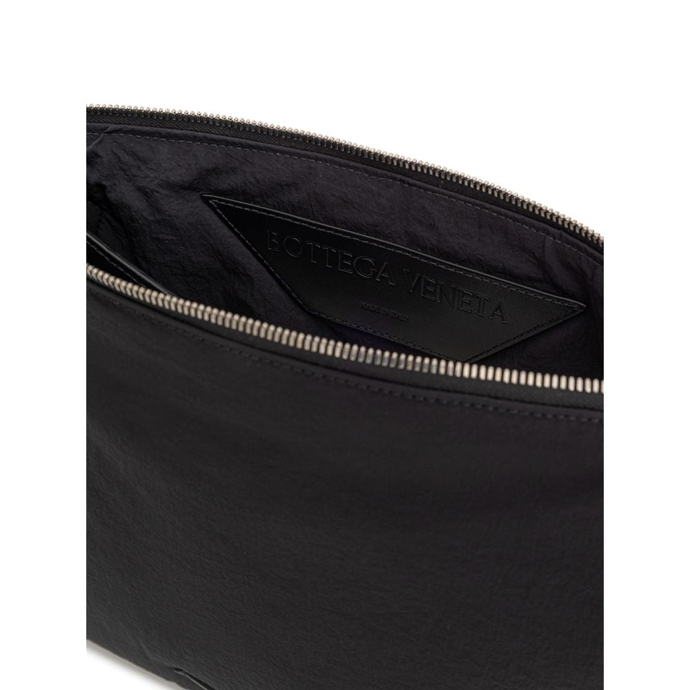 Front view with bag zipped and handles upright.