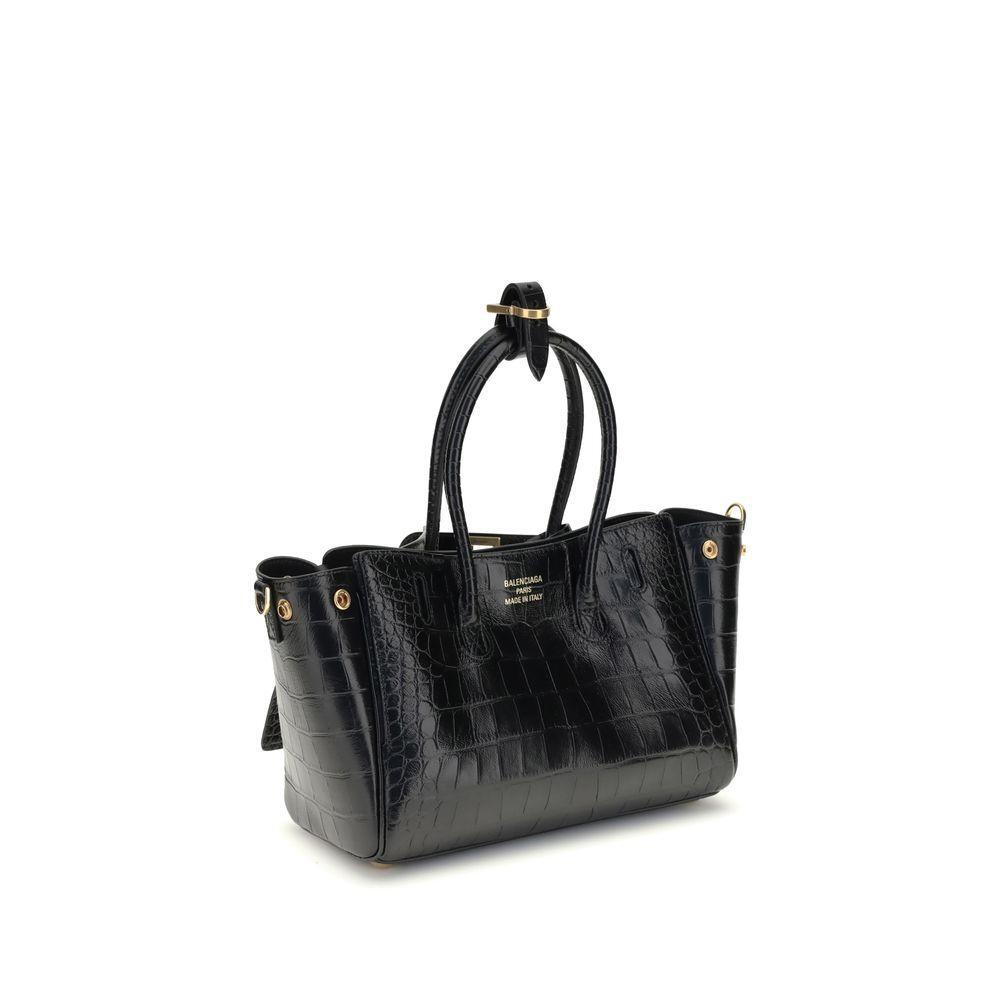 Front view with bag zipped and handles upright.