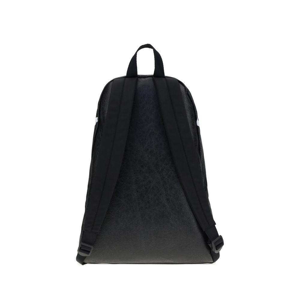 Front view with bag zipped and handles upright.